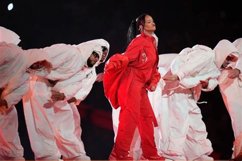 Rihanna replays the hits during a red hot Super Bowl halftime show ...