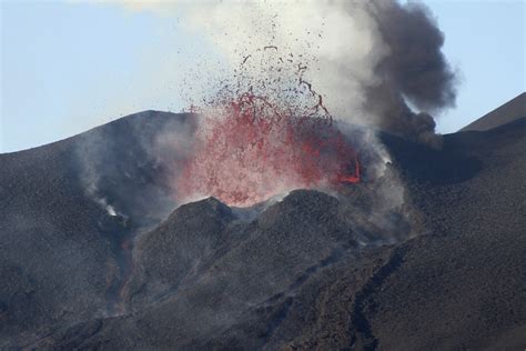 Cape Verde: Catastrophic collapse of volcano produced 800ft mega ...