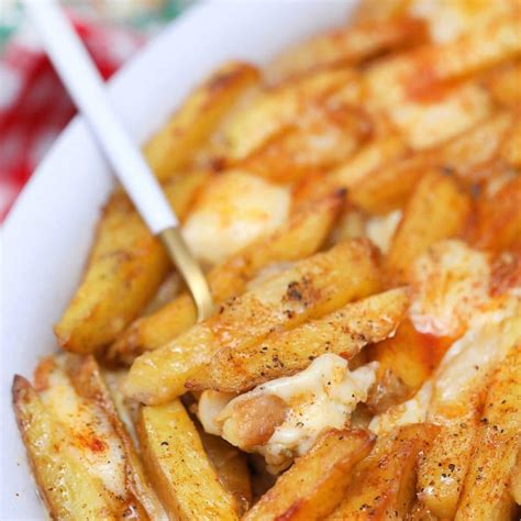 Easiest Canadian Poutine Recipe You'll Ever Make - Scrambled Chefs