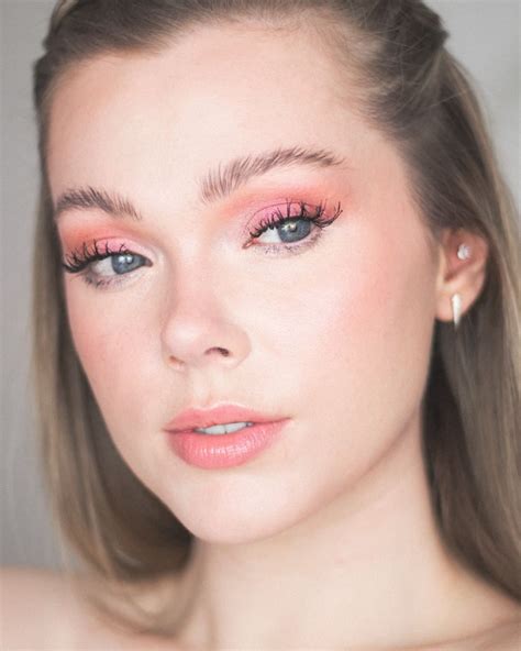 A wearable monochromatic pink makeup look using only blush on the eyes ...