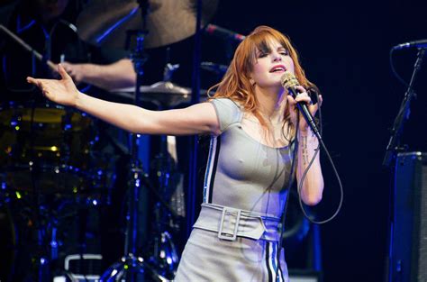 Hayley Williams Pays Tribute to Tina Turner, Sings ‘What’s Love Got to ...