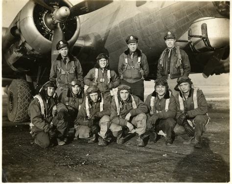 Group portrait of flight crew of U.S. B-17 Flying Fortress bomber ...