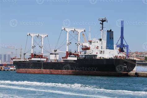 Cargo ship loading 10293290 Stock Photo at Vecteezy