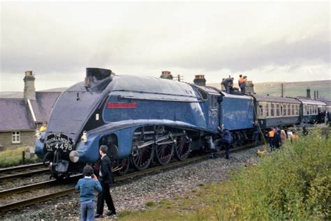 LNER 4498, Sir Nigel Gresley takes on... © Terence Morgan cc-by-sa/2.0 ...