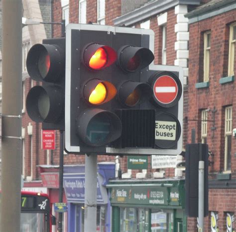 File:Traffic lights.jpg - Wikipedia