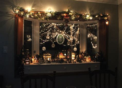 50 Windows Christmas Decorations Ideas To Displays - Decoration Love