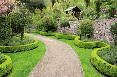 6 Easy Ideas for Landscaping Property Lines | Kellogg Garden Products