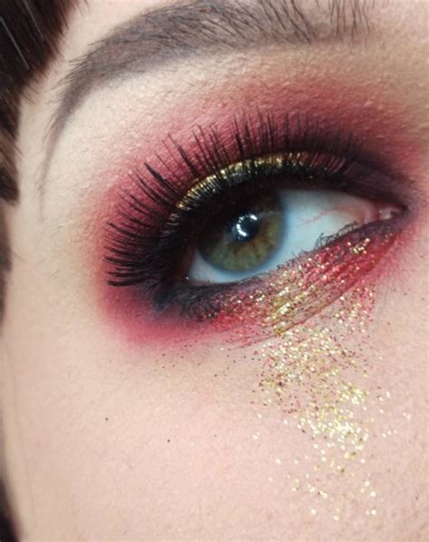 Glitter Tears- Would You Try This Tragically Beautiful New Trend? | BEAUTY