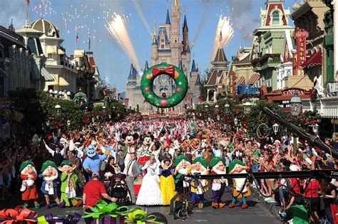 ‘Disney Parks Christmas Day Parade’ Celebrates 30 Years of Holiday ...