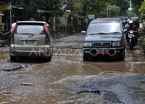 JALAN RUSAK AKIBAT BANJIR | ANTARA Foto