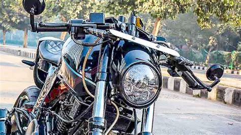 Bajaj Pulsar 220F Modified As A Modern Day Scrambler