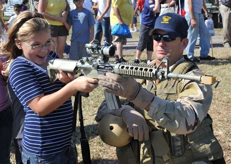 File:Navy SEALS demonstrate weapons, equipment DVIDS222083.jpg - Wikimedia Commons