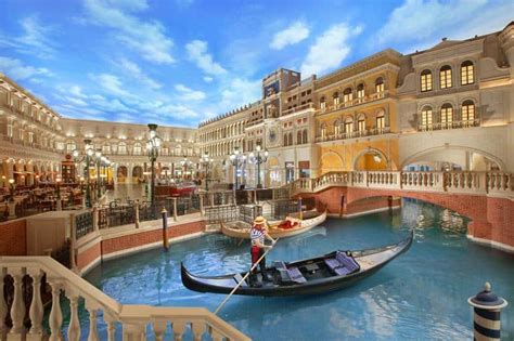 Venetian Gondola Ride: Prices, Hours, Tips