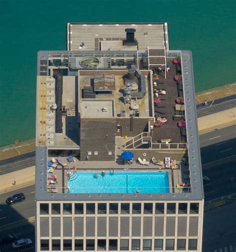 A rooftop pool in Chicago, 2019 : r/CityPorn