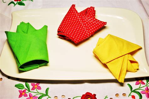 Easter napkin folding _ Tulip | Easter napkin folding, Napkin folding ...