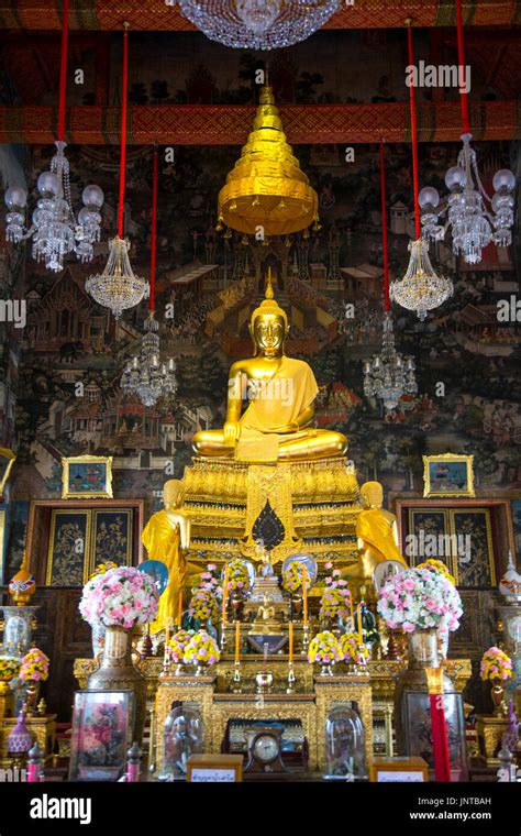 Sitting buddha statue inside the Ubosot at Wat Arun Temple (Temple of ...