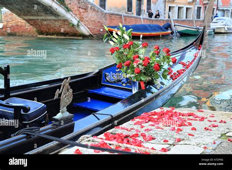 Wedding gondola in Venice Stock Photo - Alamy