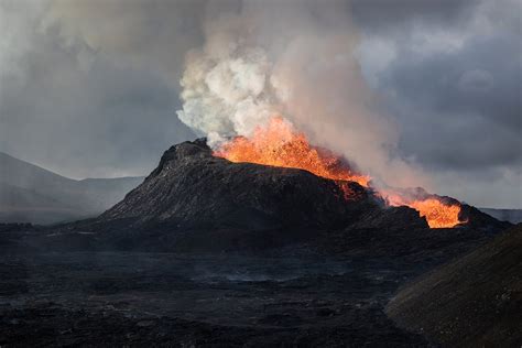 See Iceland Aglow in Volcanic Eruptions | Scientific American