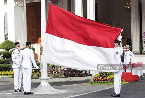 Hikers pack Mount Bawakaraeng on Indonesia's Independence Day | New ...