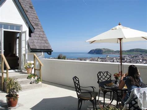 Dog-Friendly Accommodation in Llandudno: Top Offers | HomeToGo