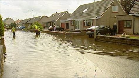 Heavy rain in Scotland leads to road flooding - BBC News