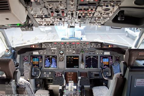 Boeing 737-800 cockpit by Jeff Swearingen / 500px