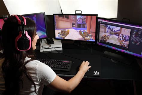 The women who make a living gaming on Twitch - RA Playing