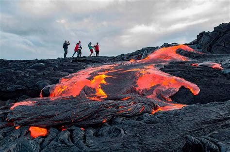 Daring tourists hike on ACTIVE volcano in Hawaii to get as close as ...