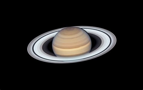 Saturn and Its Rings Look Truly Spectacular in This Hubble Telescope ...