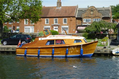 √ Norfolk Broads Narrow Boat Hire