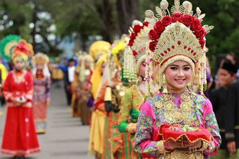 Why Do Indonesian People Rarely Wear Traditional Costume Every Day ...