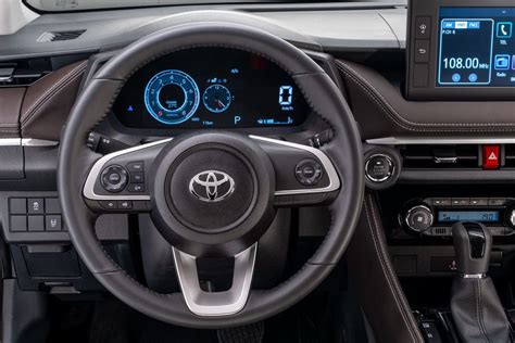 Toyota Yaris Sedán 2023 en México interior con volante con controles y ...