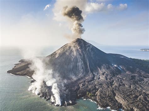 Gunung Anak Krakatau di Lampung erupsi