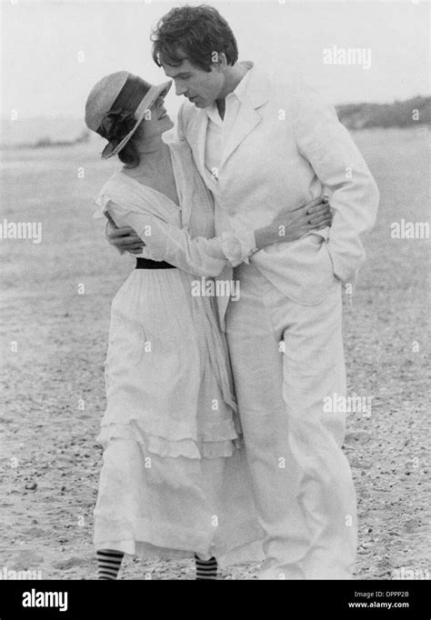 Diane keaton warren beatty Black and White Stock Photos & Images - Alamy