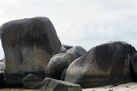 Eloknya Batu Granit Tua di Pantai Tanjung Tinggi Belitung - Kanal ...