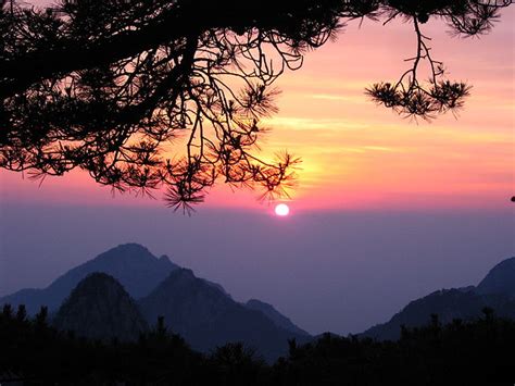 File:HuangshanSunrise.JPG - Wikimedia Commons