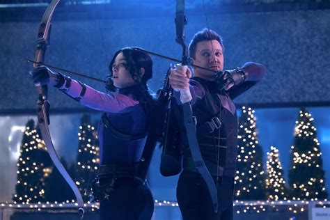 ‘Hawkeye’ Review: Jeremy Renner’s Marvel Show Is Way Off the Mark ...