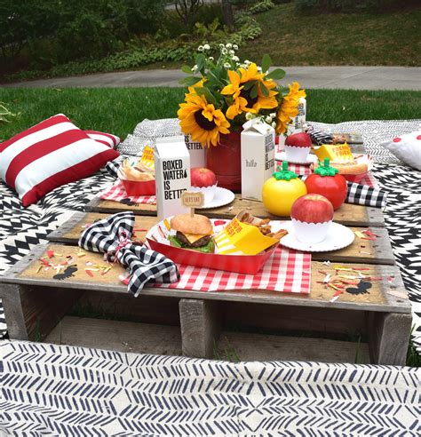 Backyard picnic ideas, food & decorations for summertime fun!