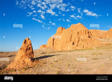 Flaming cliffs omnogov mongolia hi-res stock photography and images - Alamy