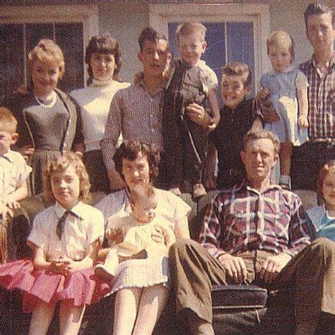 Dolly (top left) with her Mama and Daddy and siblings. | Dolly parton ...