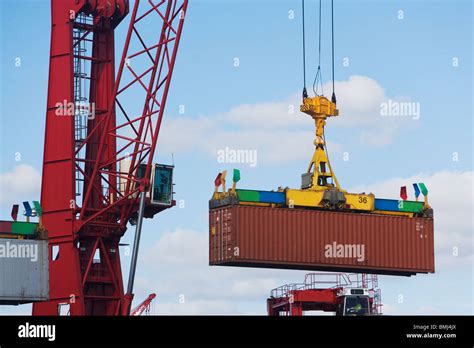 Crane lifting shipping container Stock Photo - Alamy