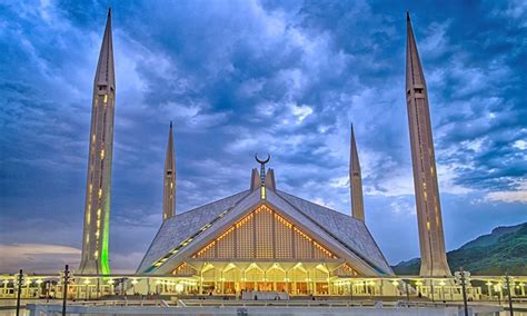 Faisal Mosque Reduced to Picnic Spot by Tourists! - Brandsynario