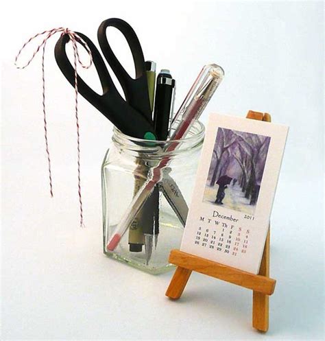 2011 Art Desk Calendar with Wooden Easel | Gadgetsin