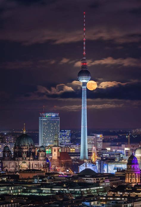 Berlin skyline with the moon behind the Berlin TV Tower | Berlin urlaub ...