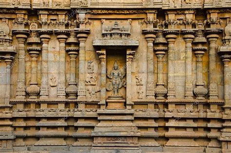 Carved pillars and idols on the outer wall of the Brihadishvara Temple ...