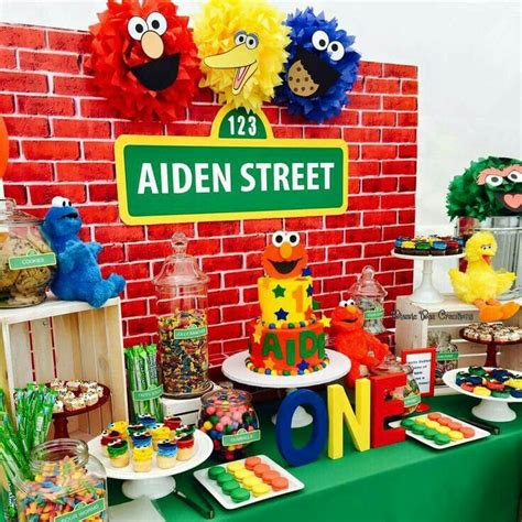 Mesa de dulces plaza Sésamo | Elmo birthday party, Elmo birthday ...