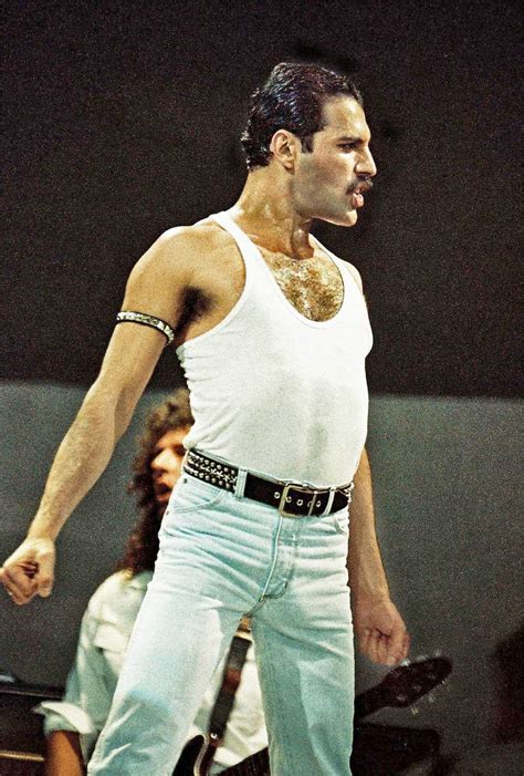 When Queen Took Bohemian Rhapsody to Live Aid Queen Freddie Mercury ...