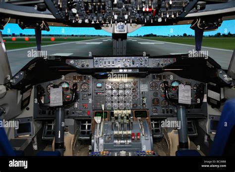 Boeing 747 Jumbo Jet Airliner Cockpit Flight deck Training Simulator ...