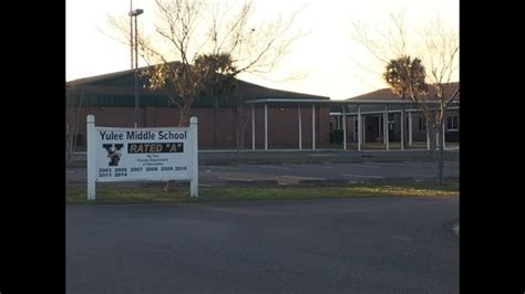 Mom claims her daughter caught lice at Yulee Middle School | WJAX-TV