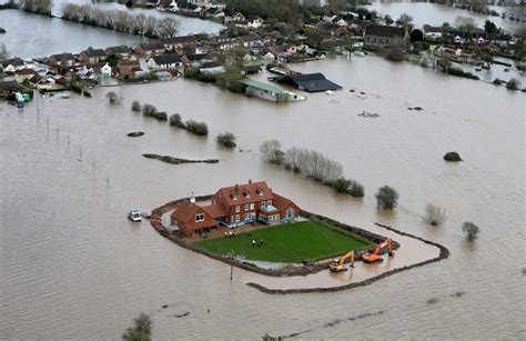 11 Surreal Photos From The Massive UK Flooding That Could Wreak Havoc ...